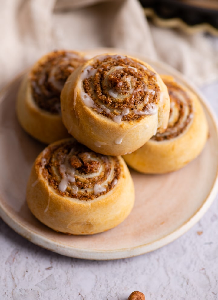 Die fertigen Nussschnecken aus Blätterteig auf einen Teller.