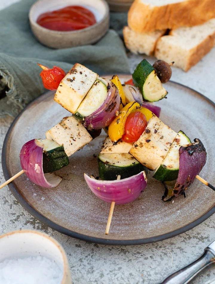 Vegetarische Grillspieße mit Gemüse