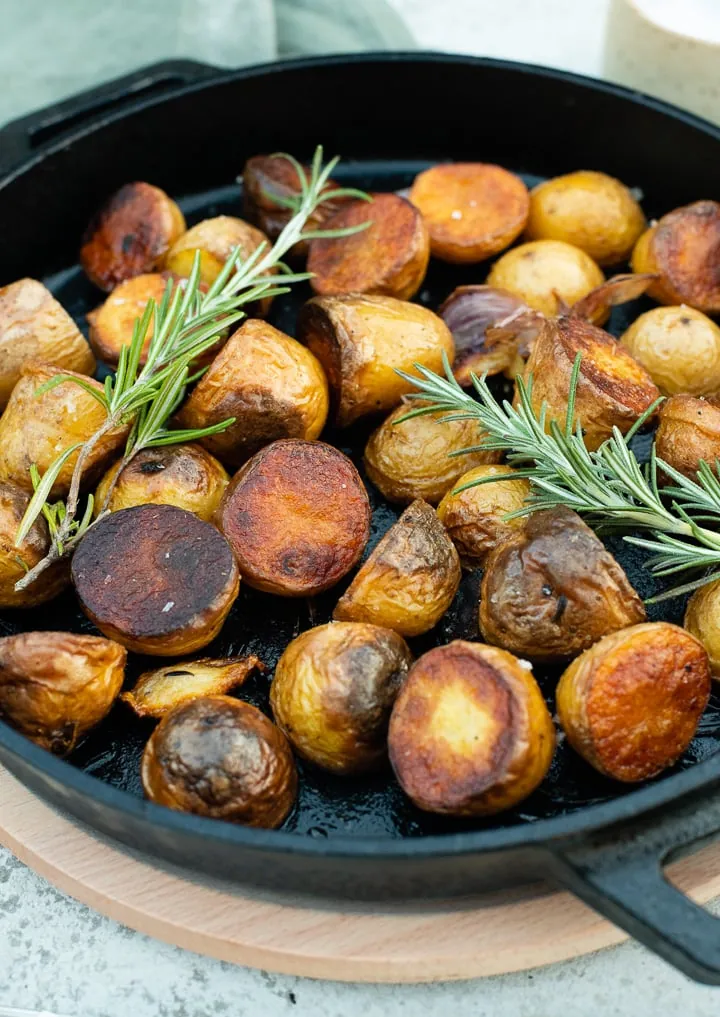 Die fertigen Kartoffel auf einer Guseisenpfanne.