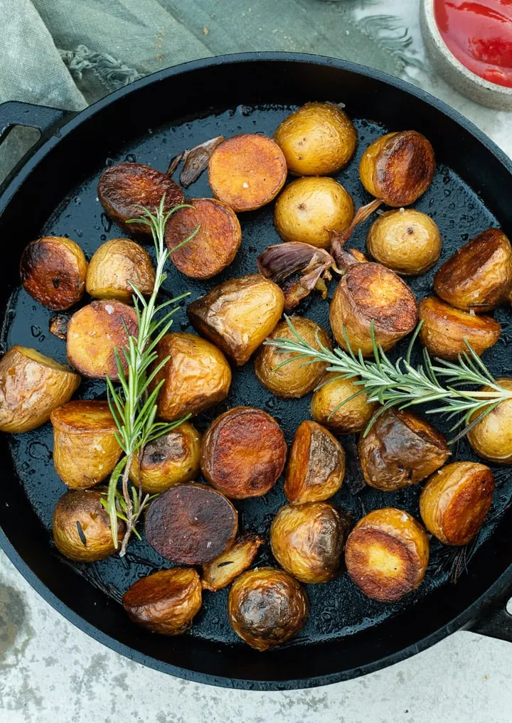 Rosmarin Kartoffeln grillen in einer Pfanne.