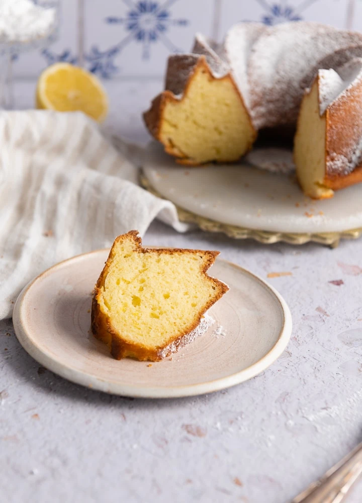 Ein Stück von dem Kuchen auf dem Teller.