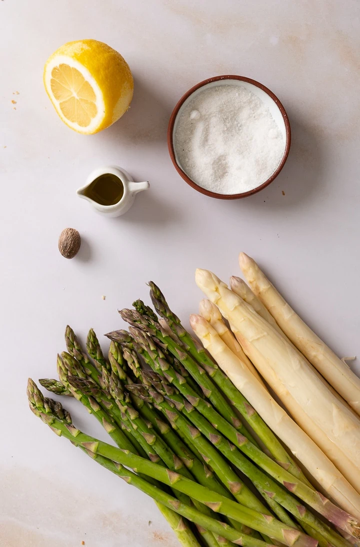 Die Zutaten um weißen und grüne Spargel zu grillen.