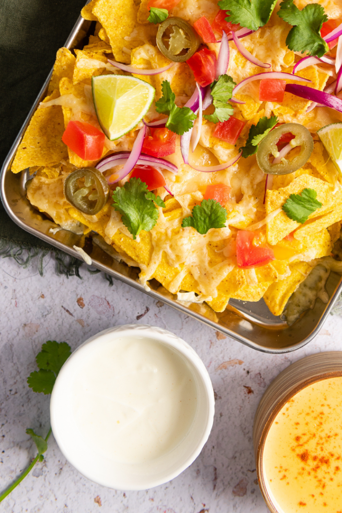 Der Sour Cream Dip neben den Käse Nachos zum selber machen.