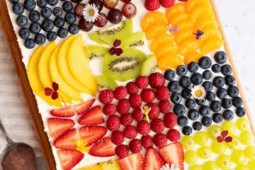 Obstkuchen vom Blech mit Biskuitboden (der schnelle Sommer-Liebling) Obstkuchen vom Blech mit Biskuitboden