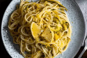 Spaghetti mit Zucchini und Zitrone – leichte Sommerpasta Zitronen Spaghetti mit Zucchini