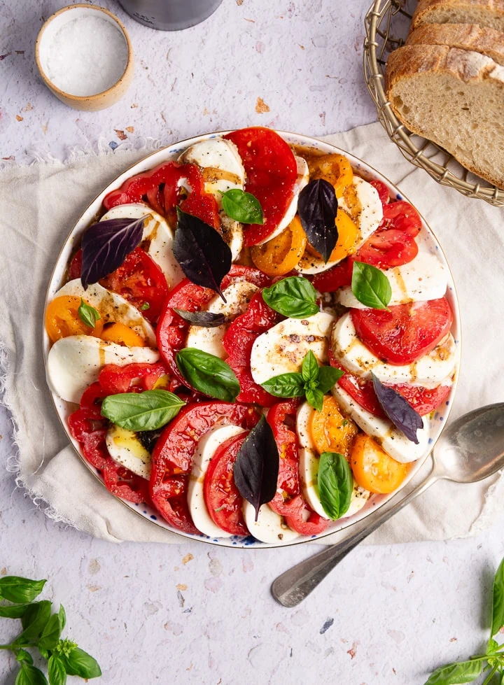 Tomate Mozzarella mit italienischen Salat Dressing.