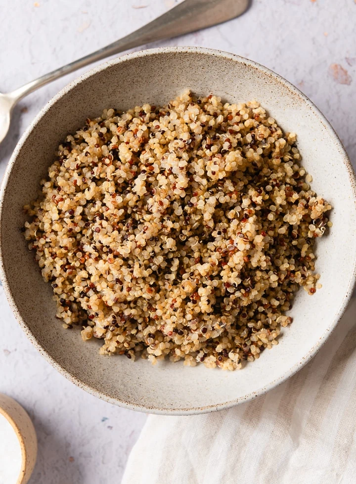 Der fertige Quinoa in einem Teller.