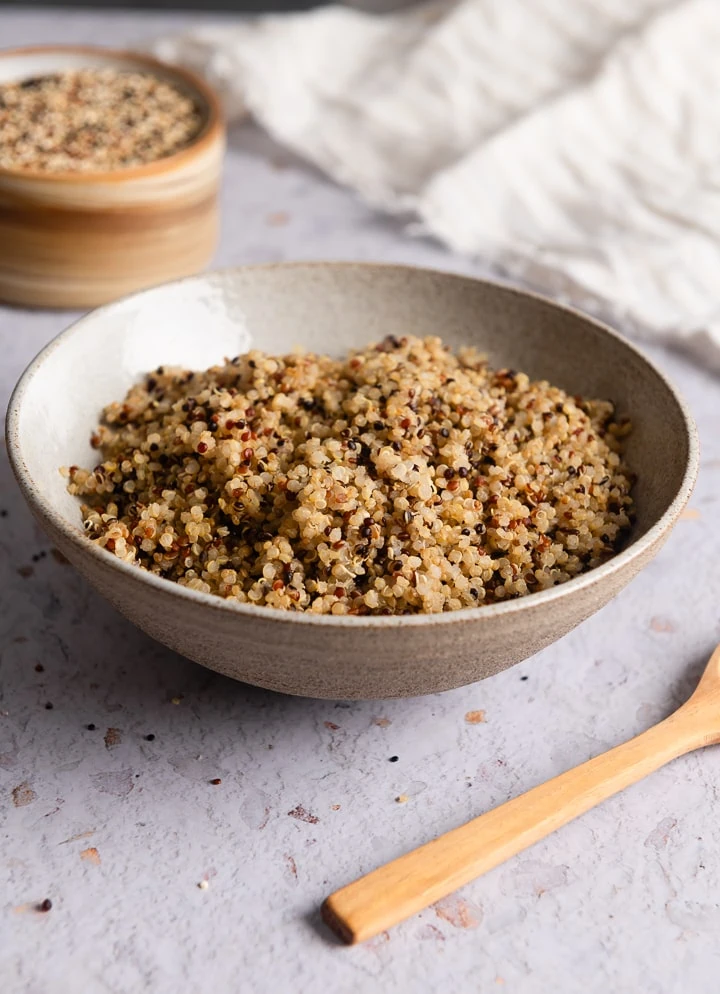 Quinoa richtig kochen und zubereiten.