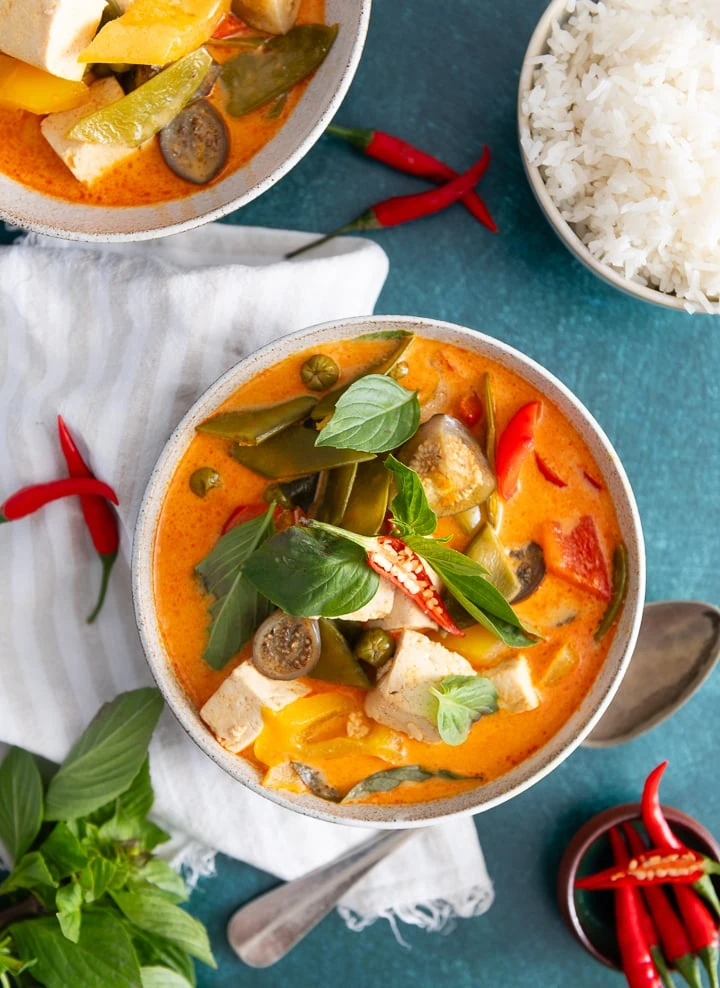 Rotes Thai Curry vegetarisch auf dem Tisch.