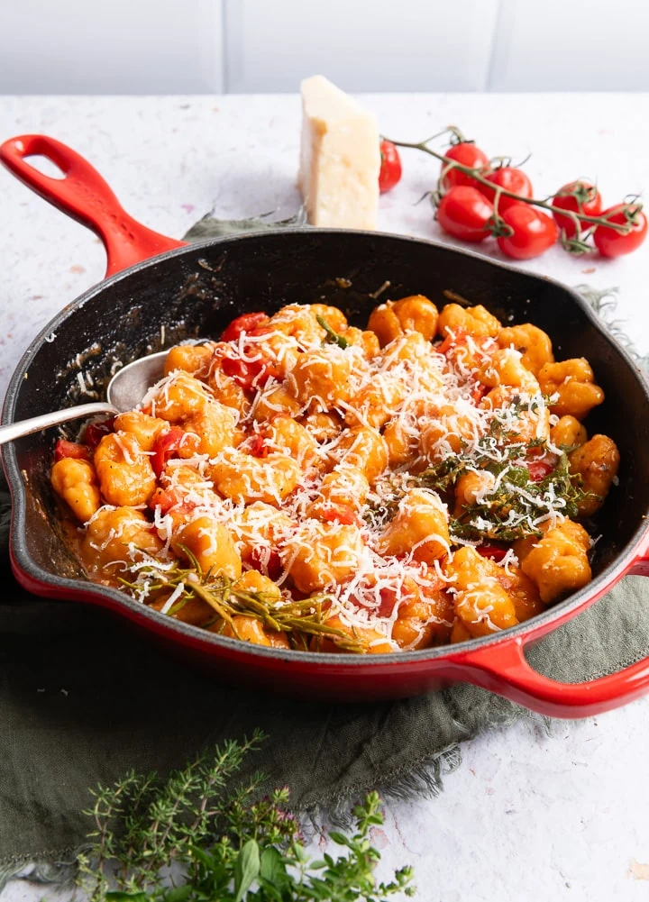 Ein Süßkartoffel Gnocchi Grundrezept mit Tomaten und Parmesan.