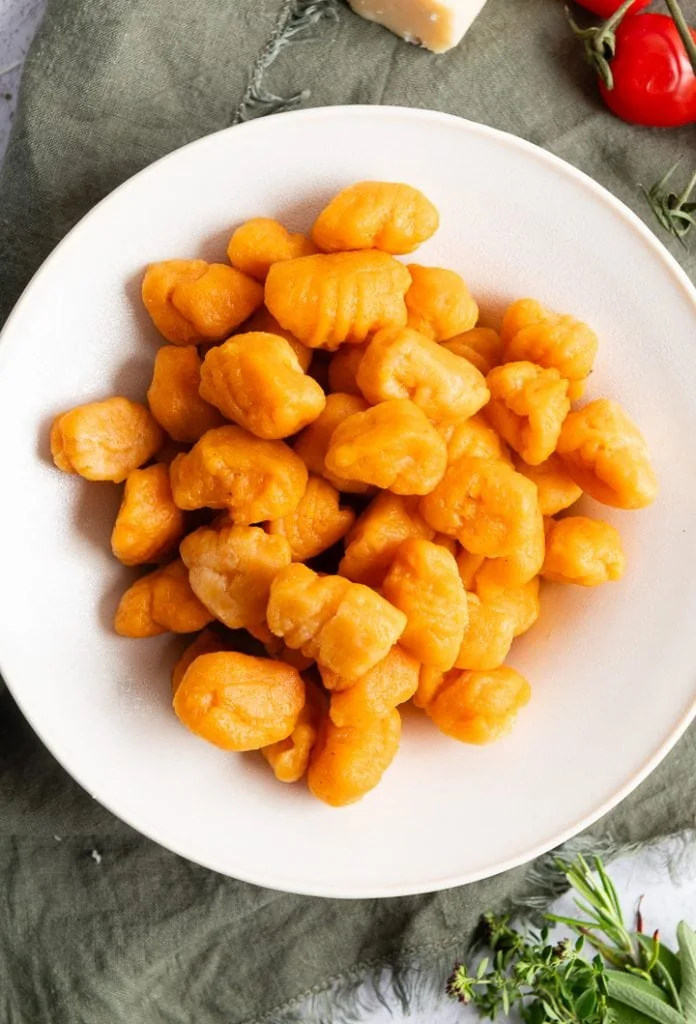 Fertig geformte und in Wasser gekochte Süßkartoffel Gnocchi.
