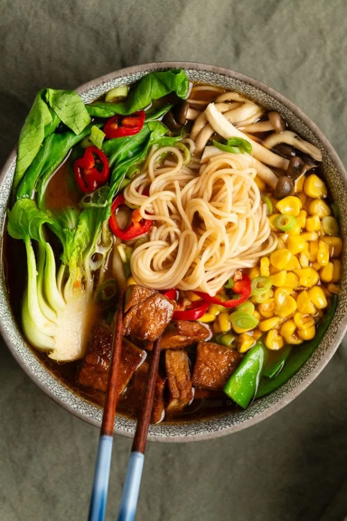 Eine vegane Ramen Suppe von oben