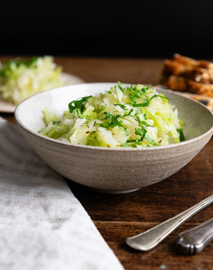 Krautsalat selber zu machen ist einfach und benötigt nur ein paar Zutaten.