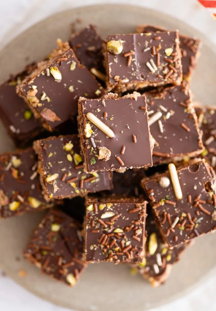 Das Schokoladenbrot von oben auf einem Teller.