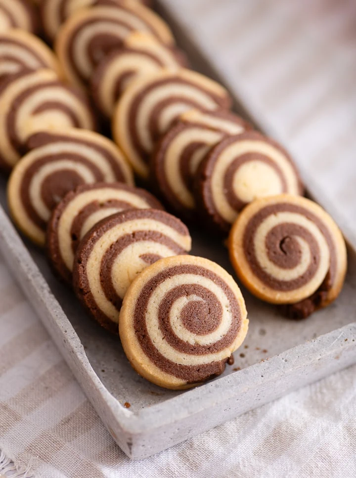 Das Schwarz Weiß Gebäck auf einem länglichen Servierteller.