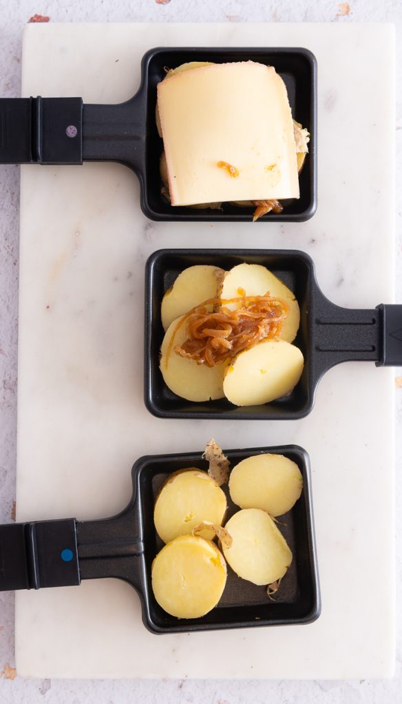 Bratkartoffeln mit Käse als Raclette Idee.