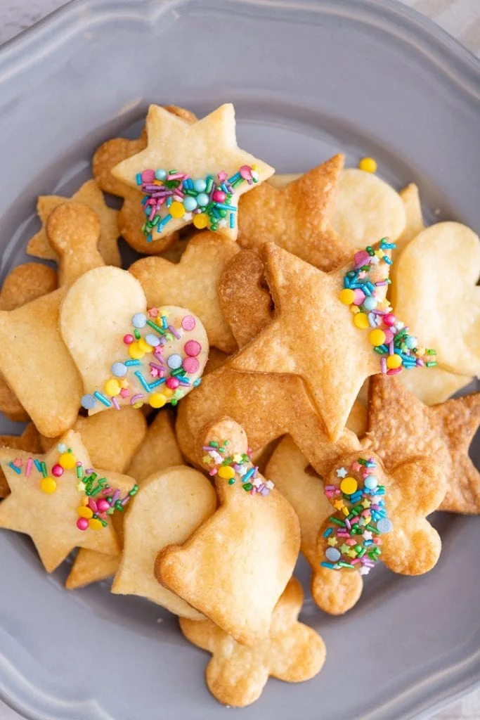 Die fertig gebackenen Plätzchen ohne Ei, dekoriert auf einem Teller.