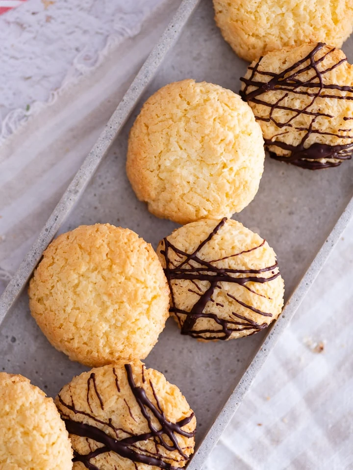 Meine allerbesten Kokosplätzchen aufgereiht auf einem Teller, nach dem Backen und abkühlen.