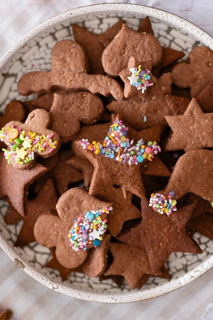 Meine fertig gebackenen Schokoplätzchen liegen auf einem Teller.