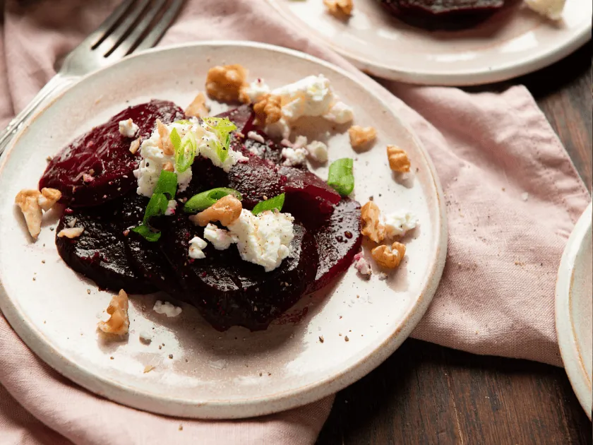 Rohe rote Bete Salat mit Schafskäse.