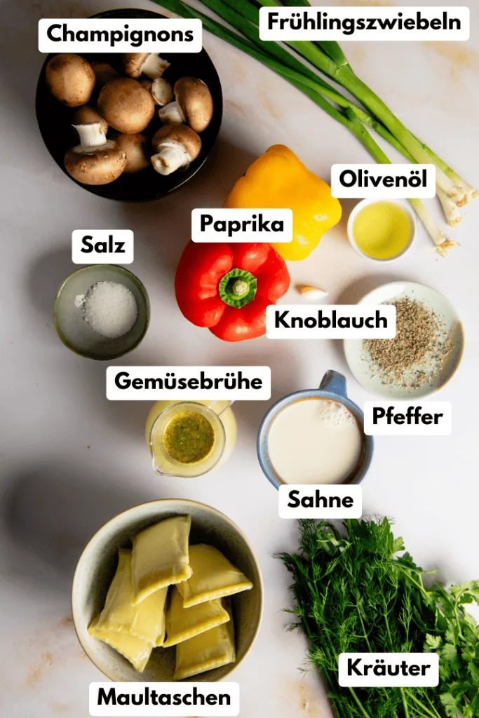 Alle Zutaten für das Maultaschen Pfanne mit Gemüse Rezept auf dem Tisch.