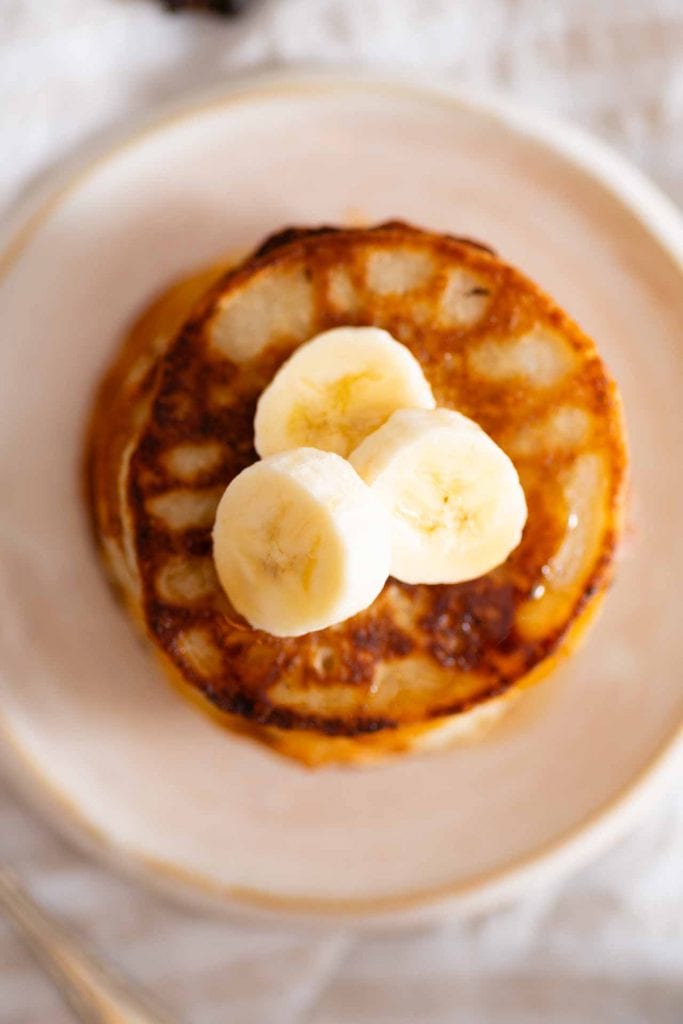 Die Pancakes von oben auf einem Teller.