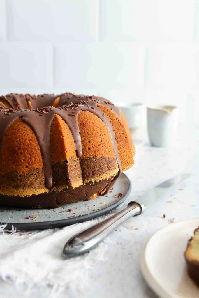 Der fertig gebackenen Kuchen auf dem Tisch.