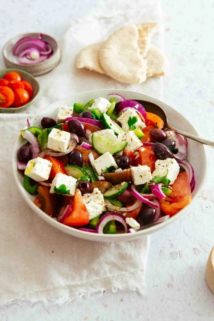 Original griechischer Salat mit Dressing wie aus dem Urlaub.