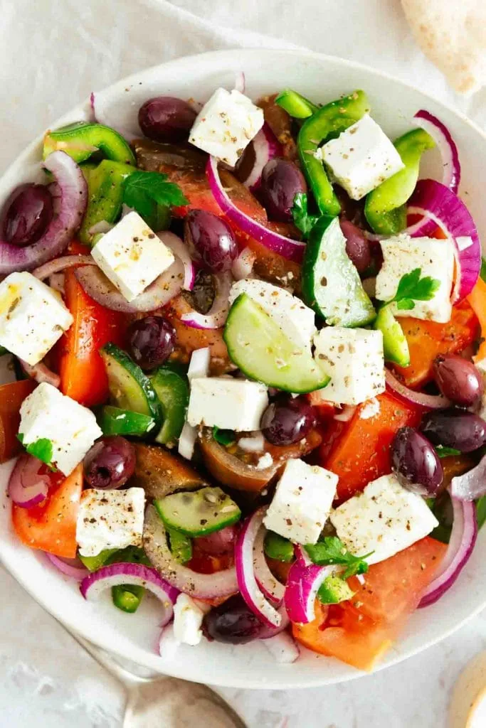 Griechischer Salat als eines der Gemüse Rezepte, das sehr lecker ist.