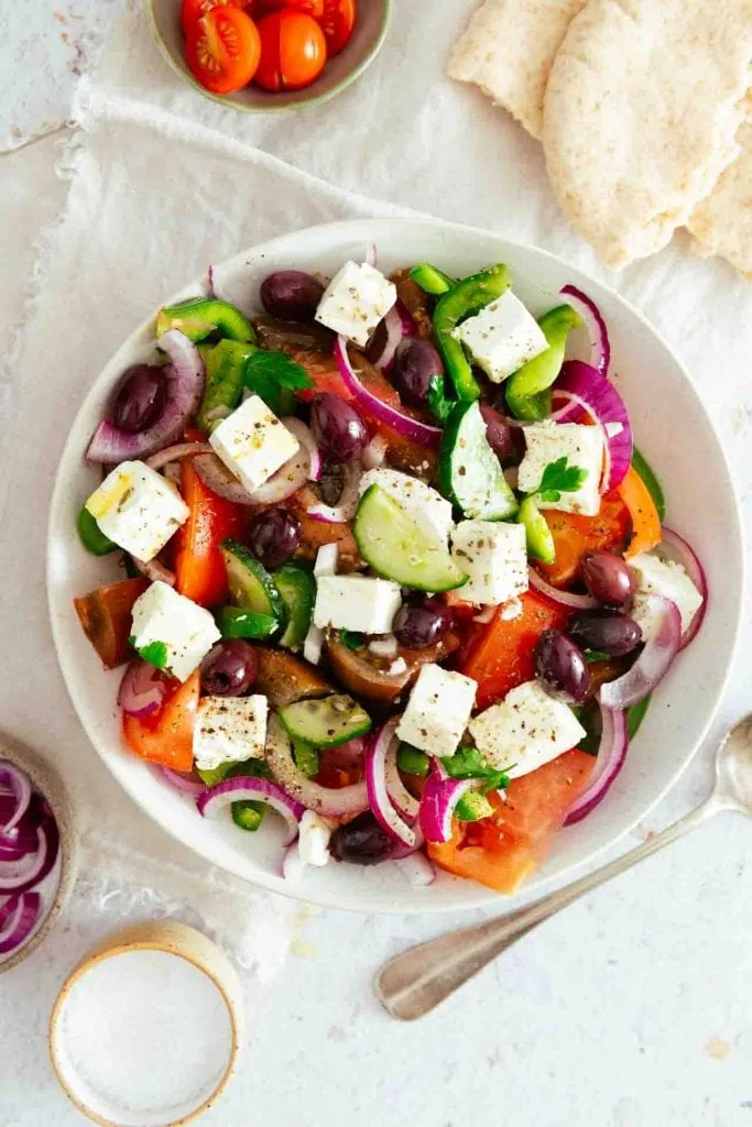 Original Griechischer Salat mit Feta auf dem Tisch.