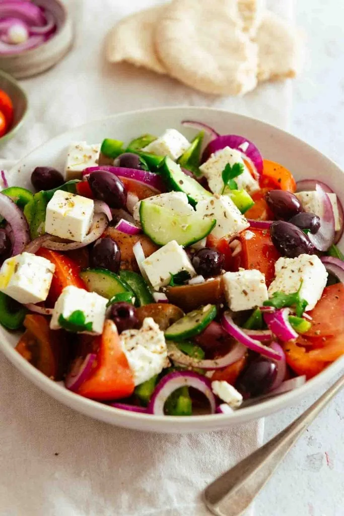 Ein griechisches Salat Rezept auf dem Tisch.