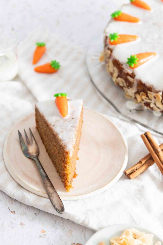 Ein Karottenkuchen Stück auf dem Teller mit Gabel als Kuchen Rezept.