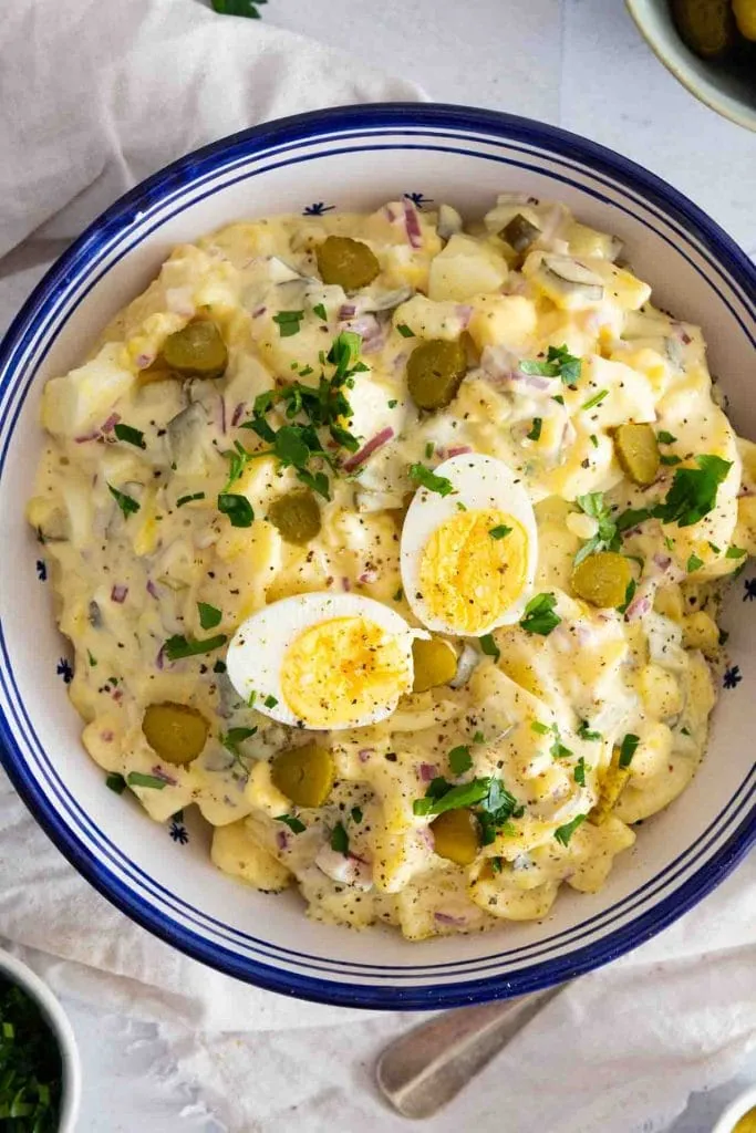 Kartoffelsalat mit Mayo und zwei halben Eiern oben drauf.