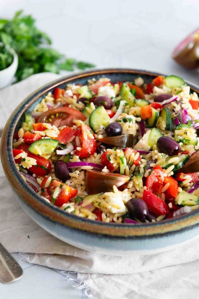 Vegetarisch Grillen ohne Kritharaki Salat? Auf gar keinen Fall, teste diesen Salat zu Deinem Grillabend.