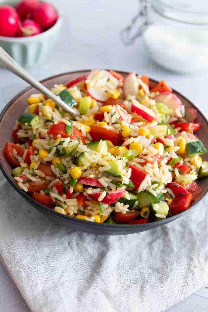 Zu den 10 besten Salaten gehört auch dieser  Reissalat mit Gemüse.