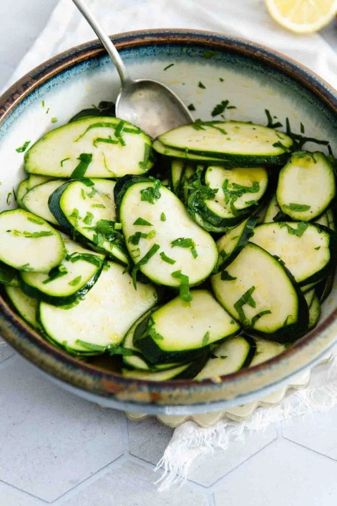 Zucchinisalat roh, als schnelle und einfache Grillbeilage.