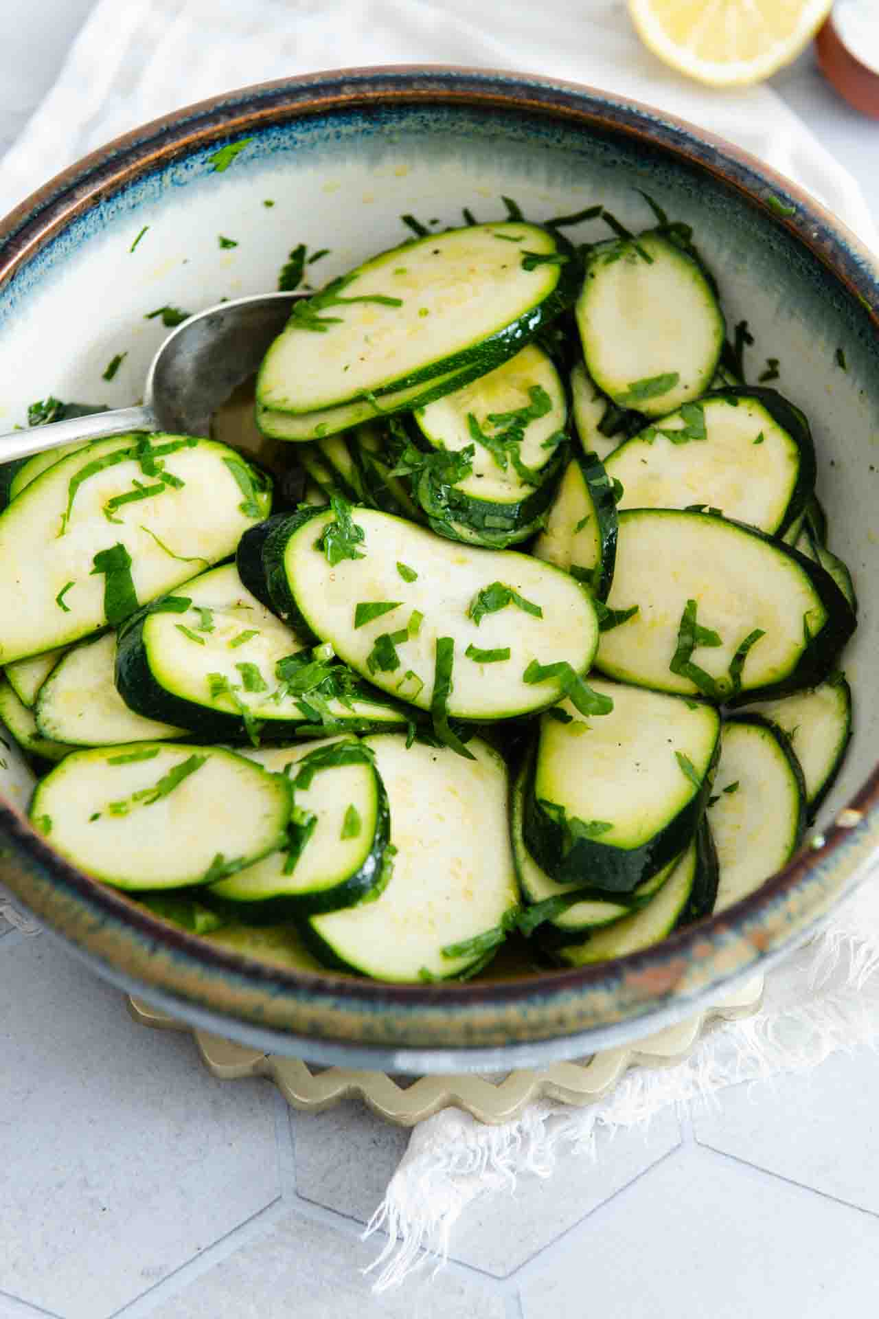 Roher Zucchinisalat: Mein Geheimrezept für die perfekte Konsistenz Roher Zucchinisalat: Mein Geheimrezept für die perfekte Konsistenz