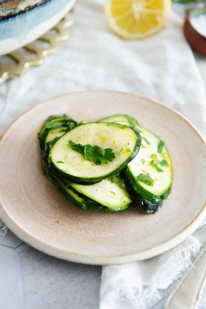 Zucchinisalat roh, ein einfaches Rezept das schnell gemacht werden kann als Hauptgericht oder Beilage.