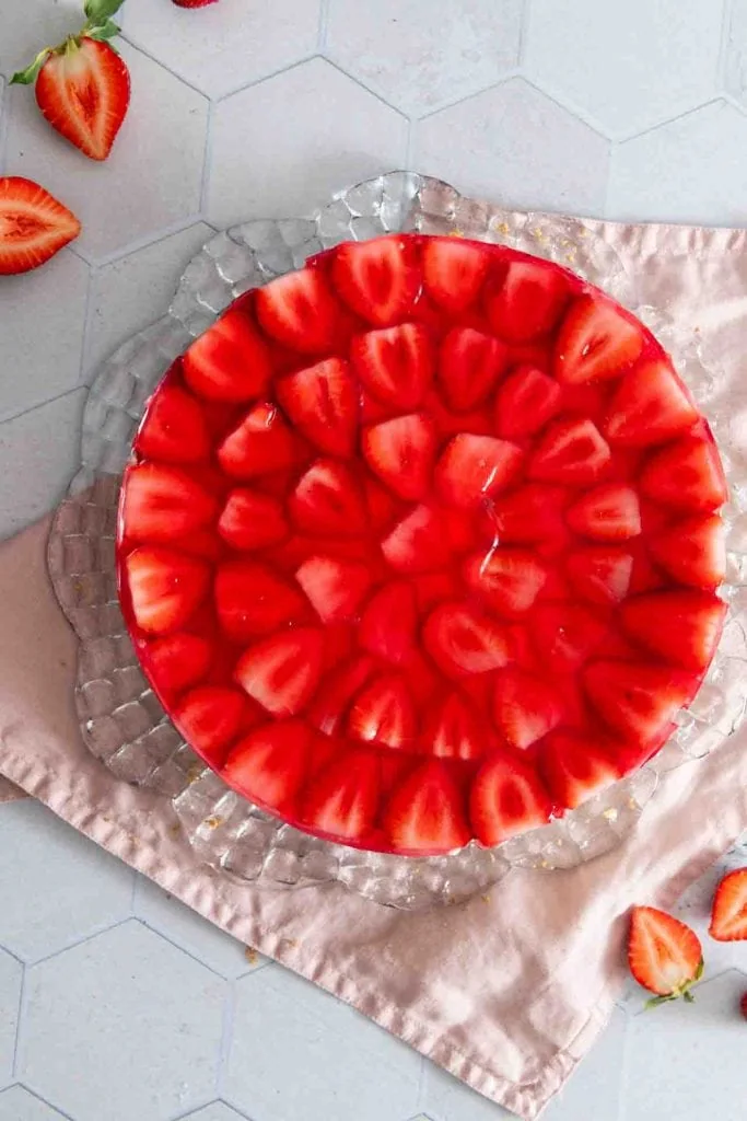 Der Erdbeerkuchen ohne Backen mit Keksboden von oben.