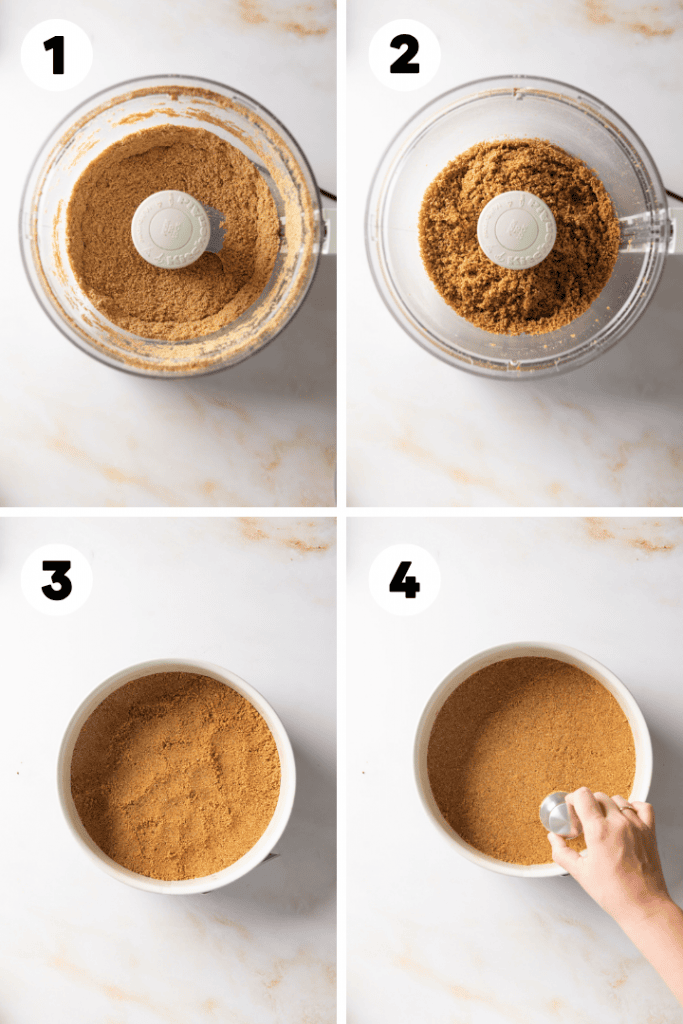 Die Kekse werden in einem Mixer klein gemahlen und in eine Kuchenform gegeben, wo sie zu einem Boden gestampft werden.