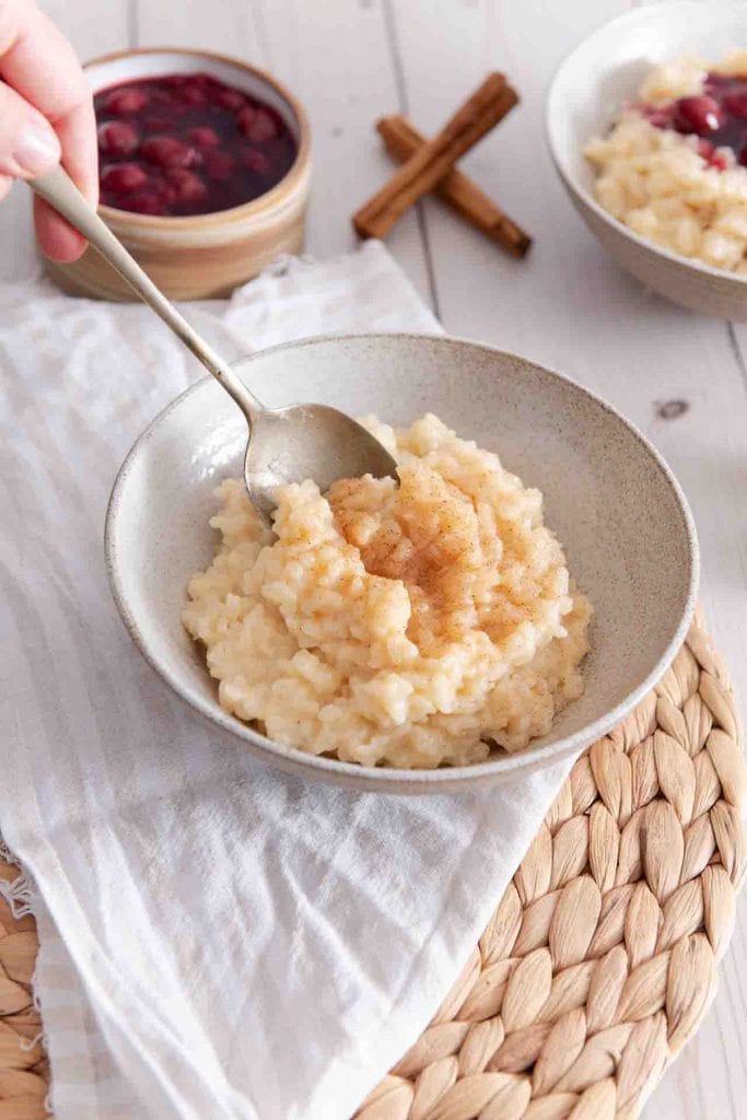 Omas selbstgemachter Milchreis mit Hafermilch in einer Schüssel.