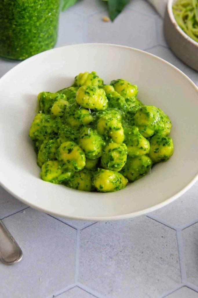 Ein Teller mit Bärlauchpesto und Gnocchi auf dem Tisch.
