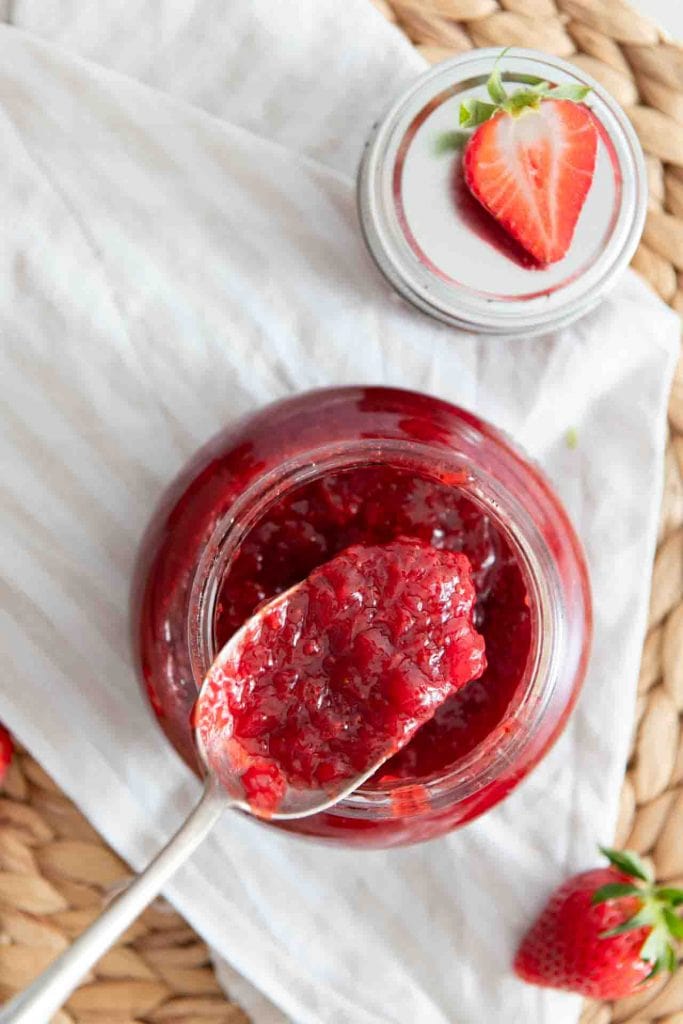 Die selbstgemachte Erdbeermarmelade ohne Gelierzucker in einem Glasgefäß.