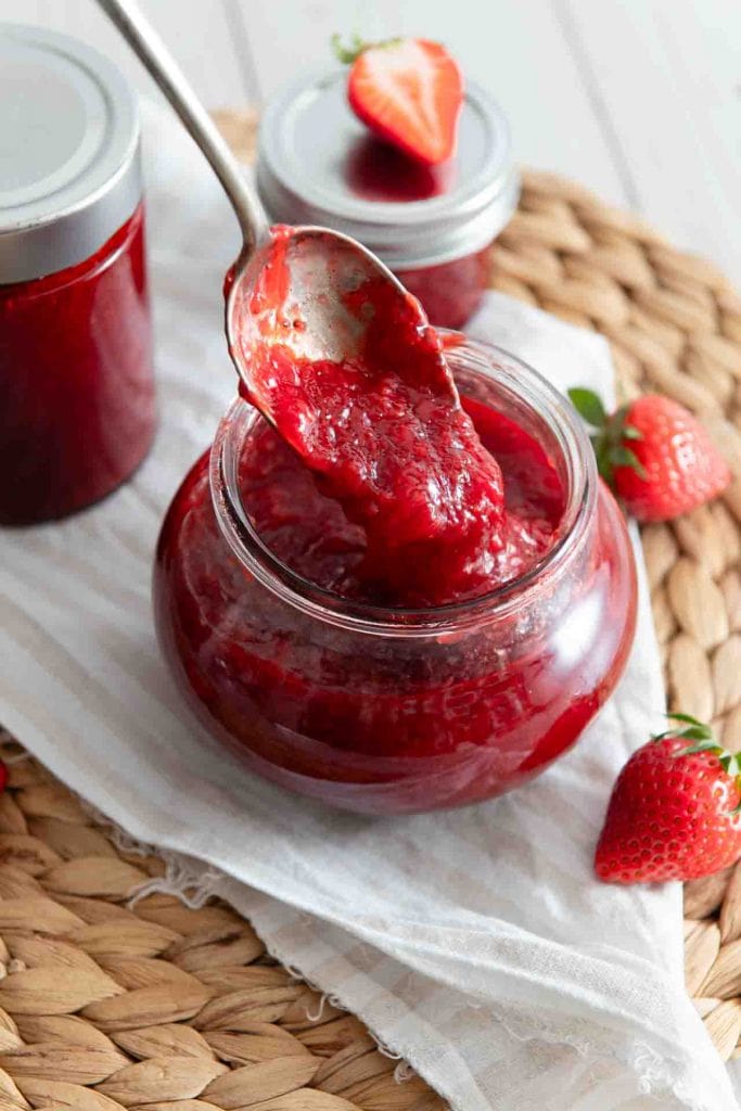 Eine Erdbeermarmelade ohne Gelierzucker selber machen.