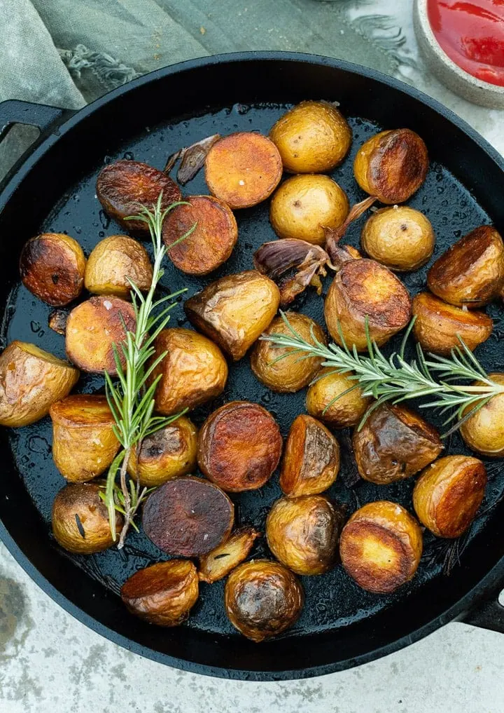 Rosmarin Kartoffeln grillen in einer Gusspfanne