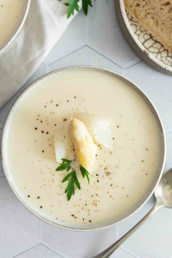 Das Spargelsuppe Rezept aus Schalen ergibt diese lecker Suppe.