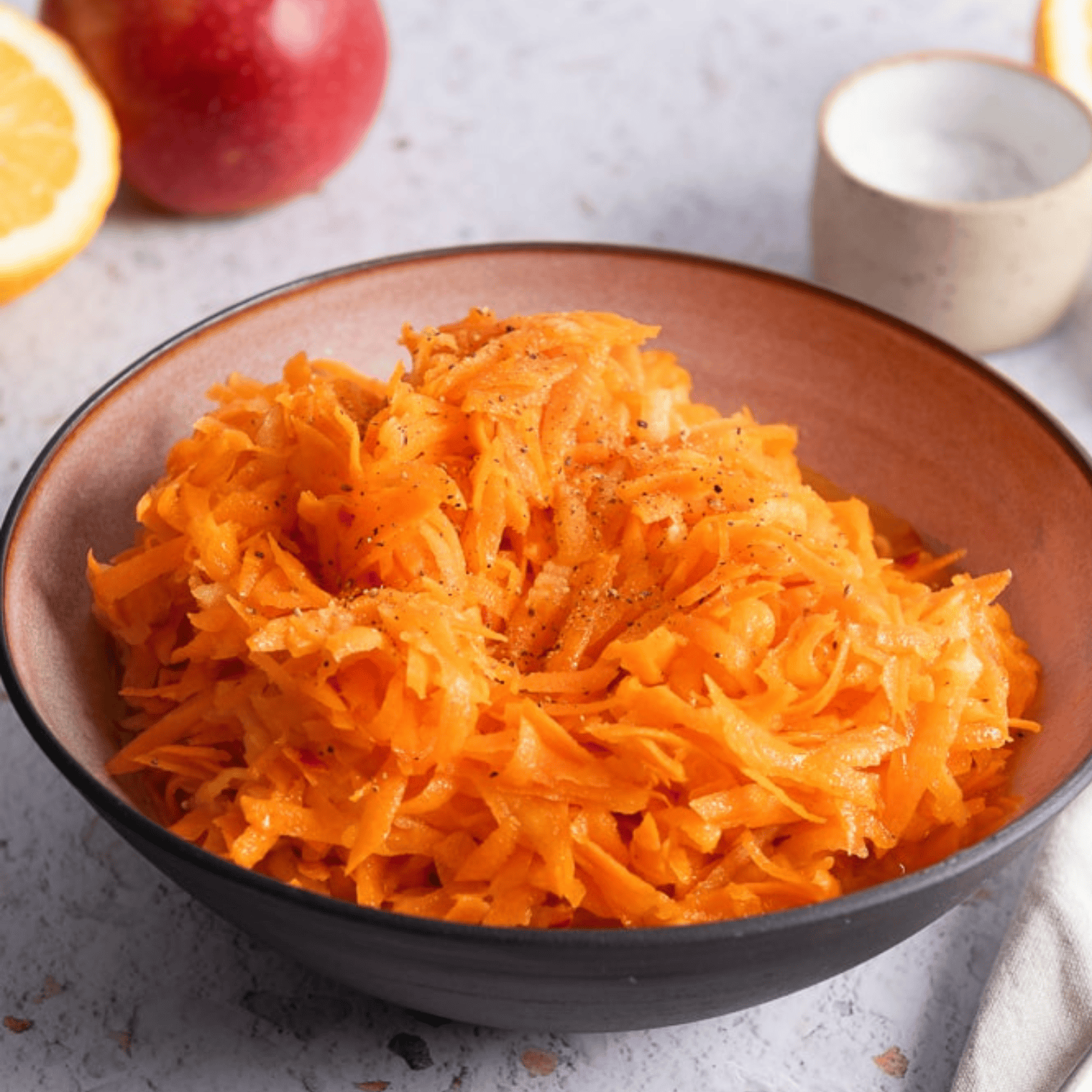 Karottensalat mit Apfel und Zitrone