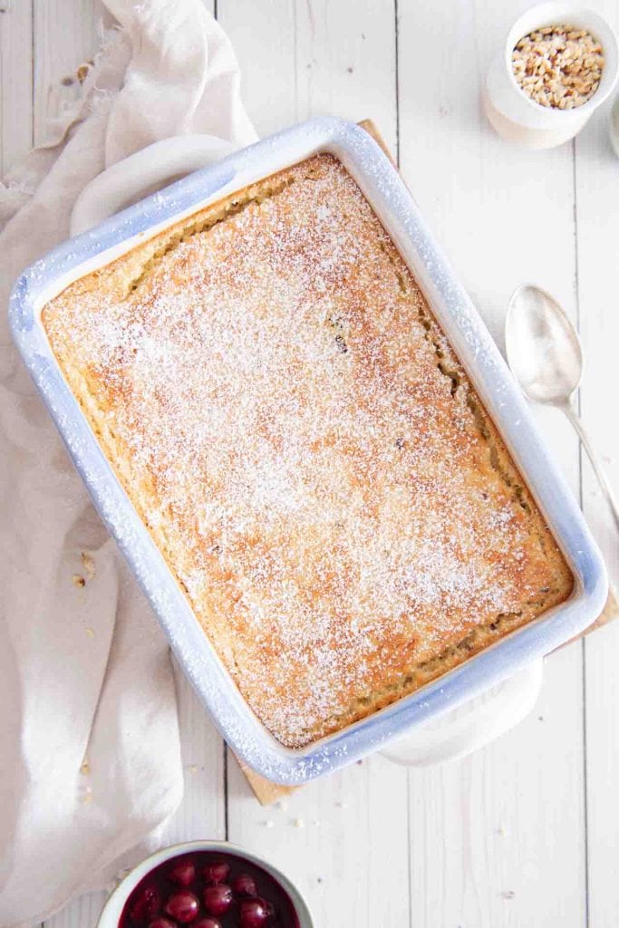 Der fertige Reisauflauf süß nach Omas Rezept auf dem Tisch.
