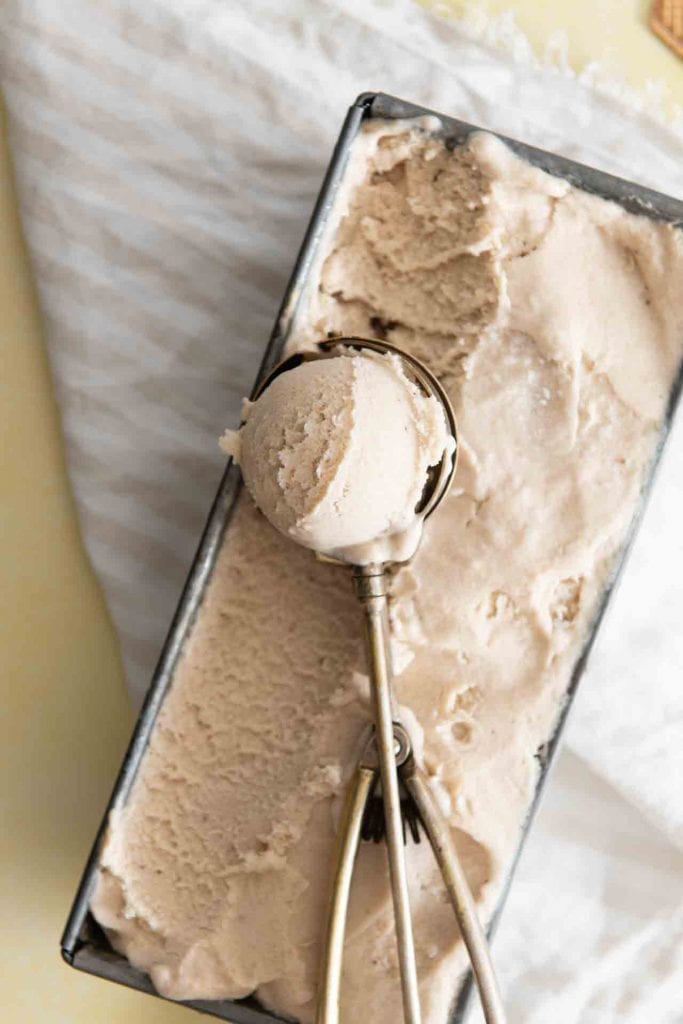 Eine Kugel des selbstgemachten italienischen Bananeneis.