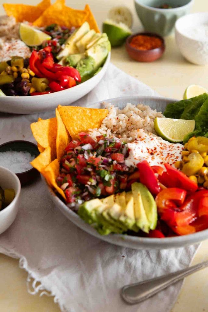 Die mexikanische Burrito Bowl in einem tiefen Teller, fertig zum Essen.